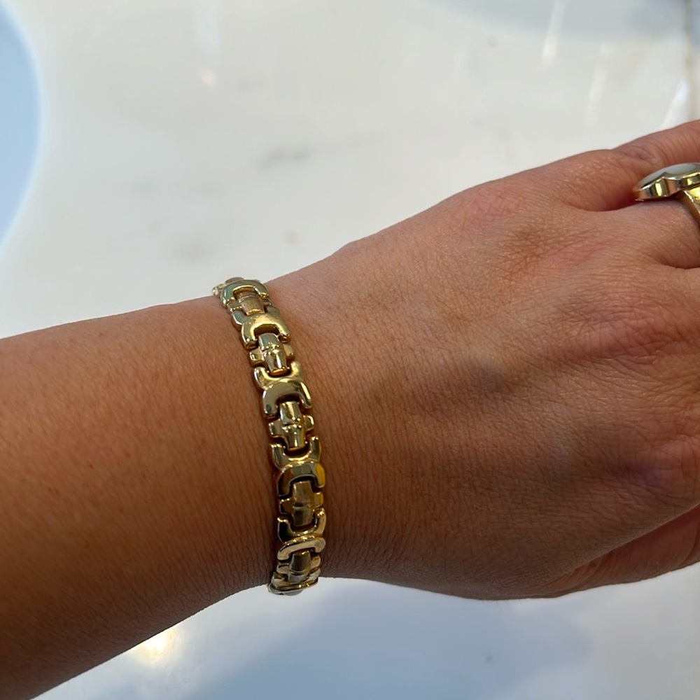 14K gold bracelet with alternating pattern links